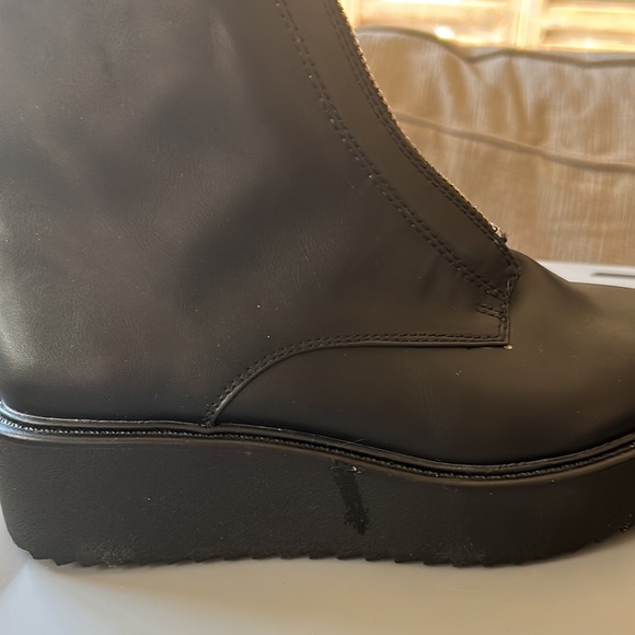 H&M Brand new never worn wedge zipper boot. Size 5 - Picture 4 of 5